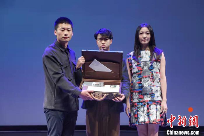青年荣誉最佳影片收获一份特殊的礼物，8位中国电影人挑选的书记和寄语。　平遥国际电影展组委会提供