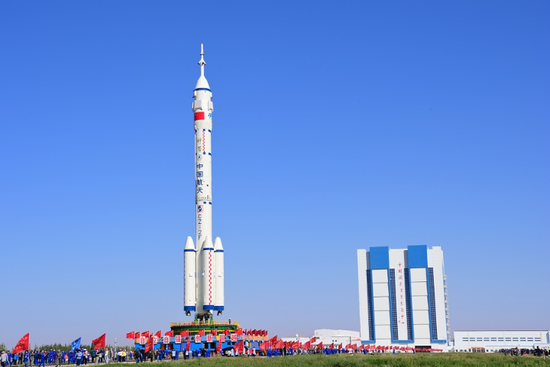 5月29日，神舟十四号载人飞船与长征二号F遥十四运载火箭组合体正在转往发射区途中。新华社发（汪江波 摄）